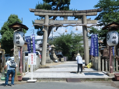 990-よど神社美化活動　海老ちゃん、大西さん.JPG